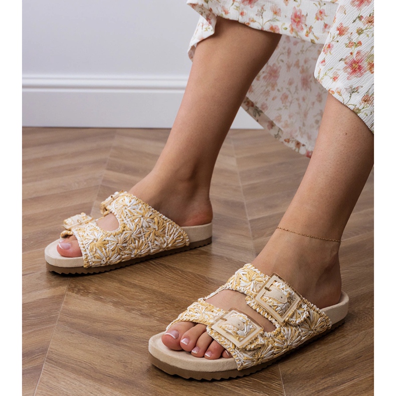 Beige virkkausläppää puristimilla raidoilla 1