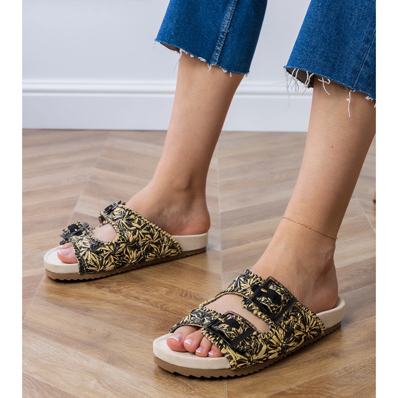 Mustat virkkausläpet puristimilla raidoilla 1