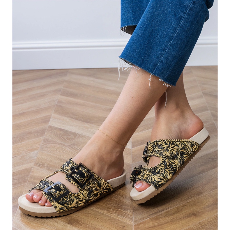 Mustat virkkausläpet puristimilla raidoilla 2