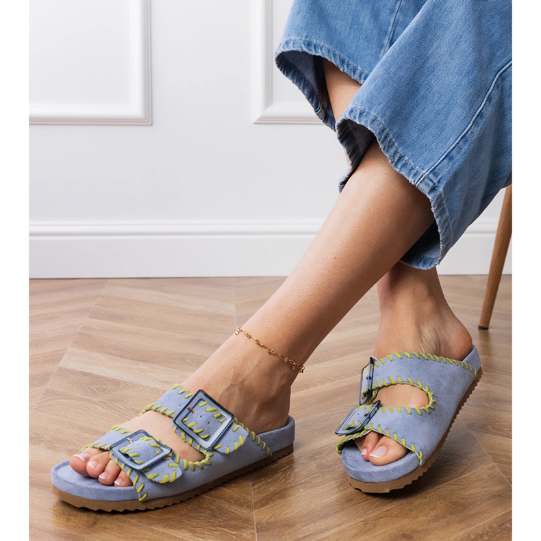 Sininen läppä, jossa on kiinnittimet ja kirjonta raidoilla 2