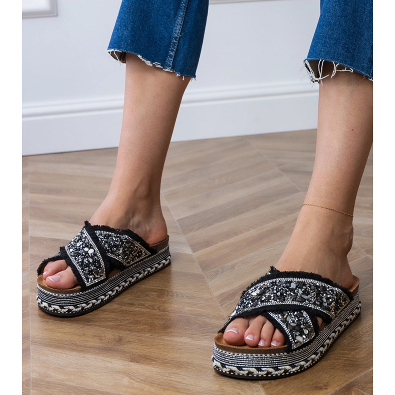 Mustat flip flops raidoilla 1
