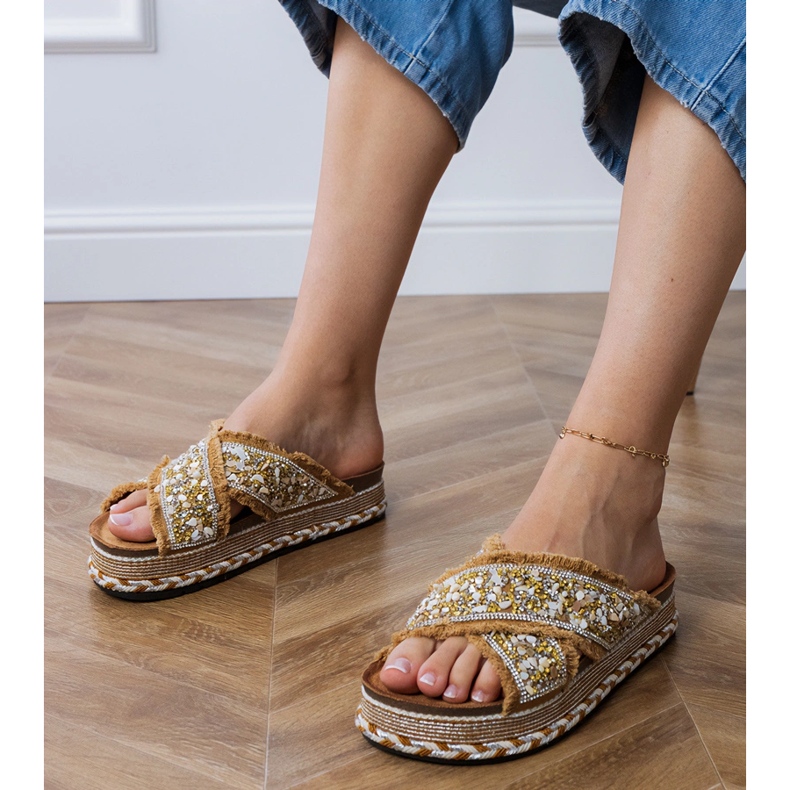 Beige flip flops raidoilla 1