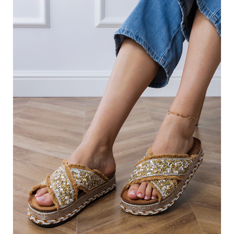 Beige flip flops raidoilla 2