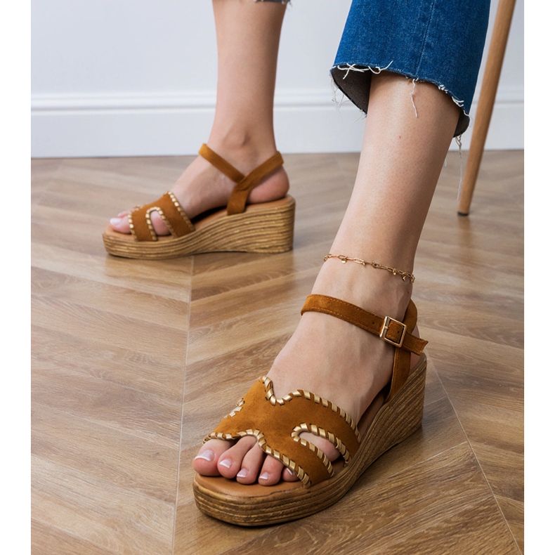 Ruskeat sandaalit, joissa on kirjonta reunoilla 2