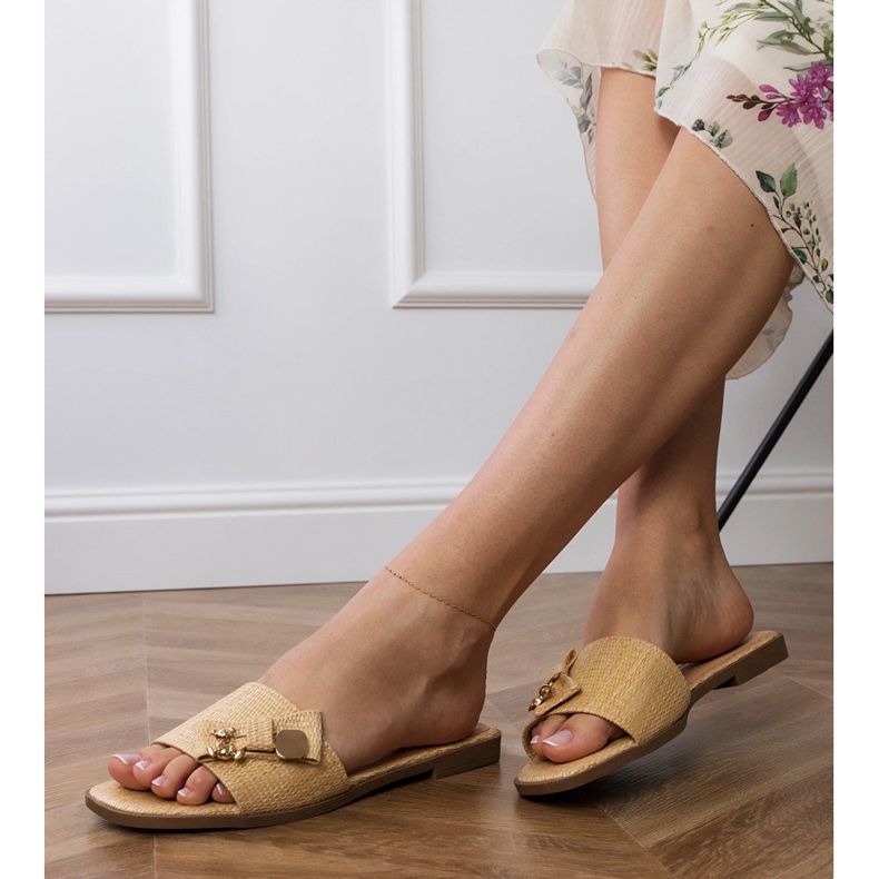 Beige litteä flip flops, jossa on kultainen sisustus 2