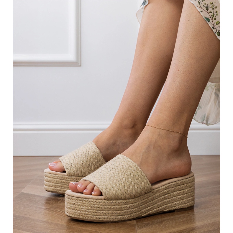 Beige espadrilles alustalla 1