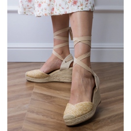 Beige Espadrille -sandaalit, jotka on sidottu kiilaan 3