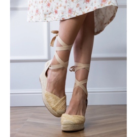 Beige Espadrille -sandaalit, jotka on sidottu kiilaan 4