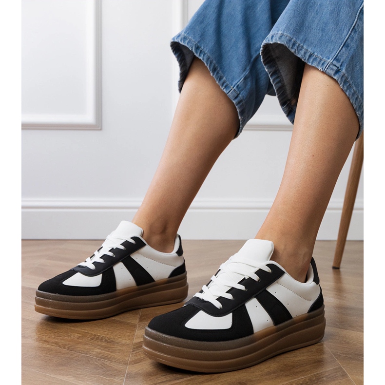 Naisten mustat tennarit alustalla 1