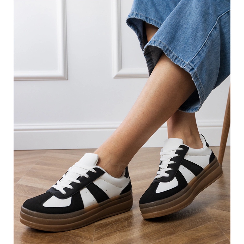 Naisten mustat tennarit alustalla 2