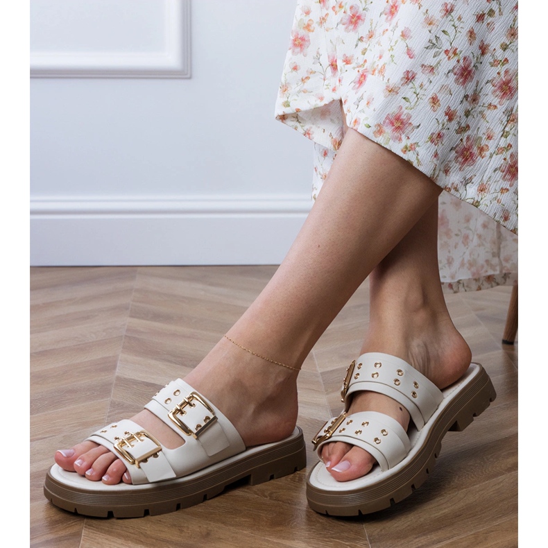 Beige litteät läpät puristimilla raidoilla 2