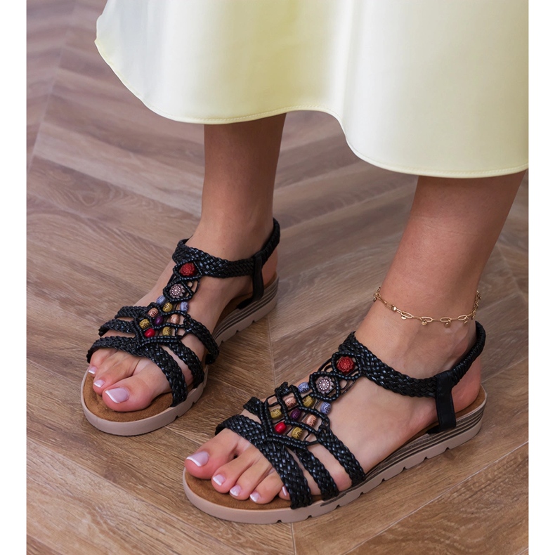 Helmillä koristeltu mustia punotut sandaalit musta 2