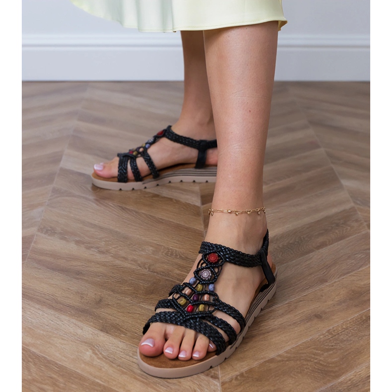 Helmillä koristeltu mustia punotut sandaalit musta 1