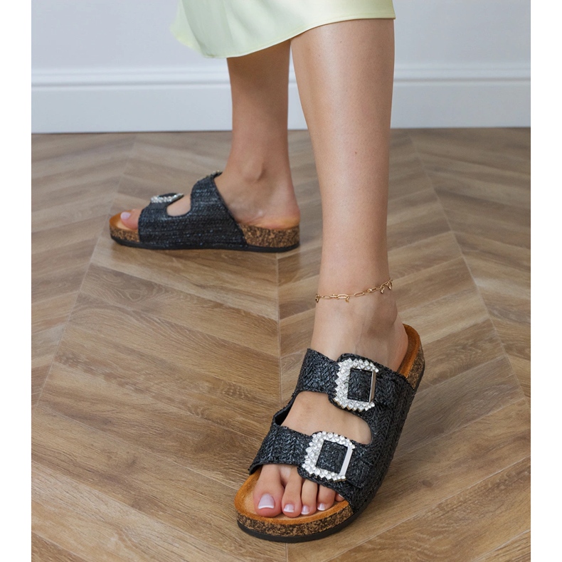 Mustat flip flops korkkipohjassa zirkonilla soljissa 1