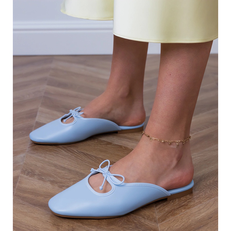 Sininen flip -liukut, jotka on rakennettu tasaiselle pohjalle 2