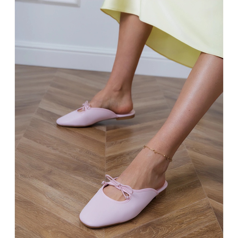 Vaaleanpunainen flip -liukut, jotka on rakennettu tasaiselle pohjalle 1