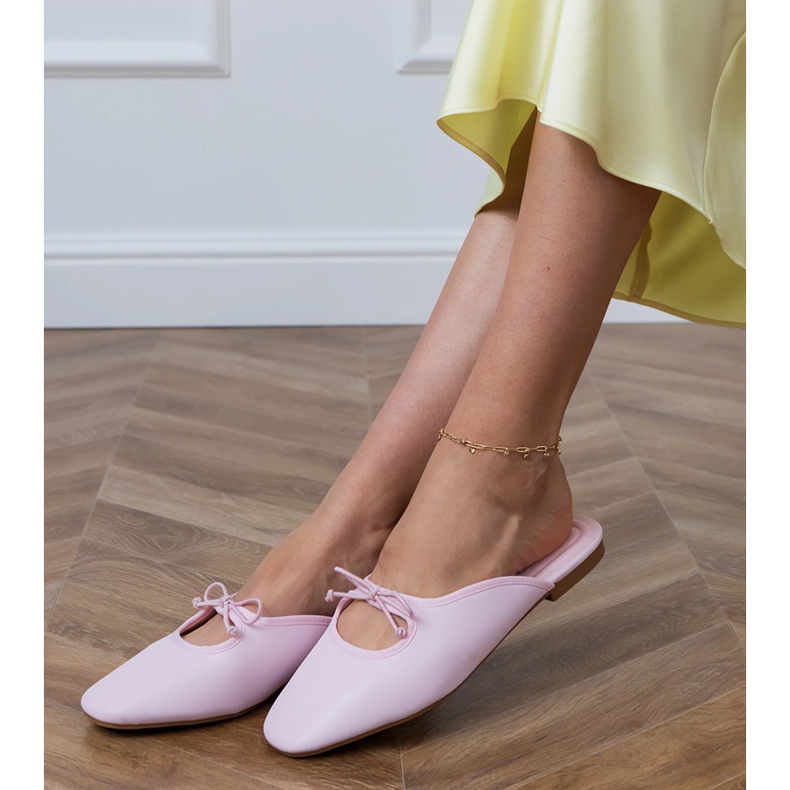 Vaaleanpunainen flip -liukut, jotka on rakennettu tasaiselle pohjalle 2