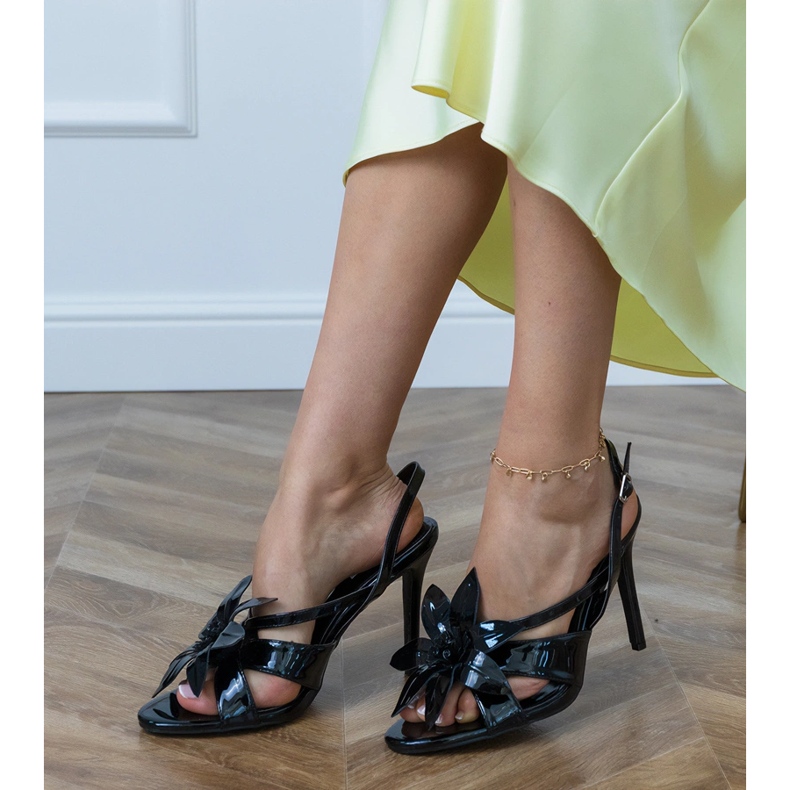 Mustat sandaalit, jotka lakaistaan ​​kukka- 2