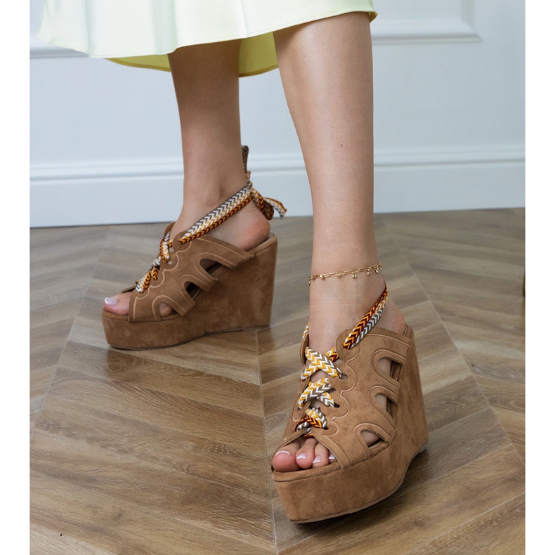 Ruskeat kiilan sandaalit koristeellisella nauhoilla 1