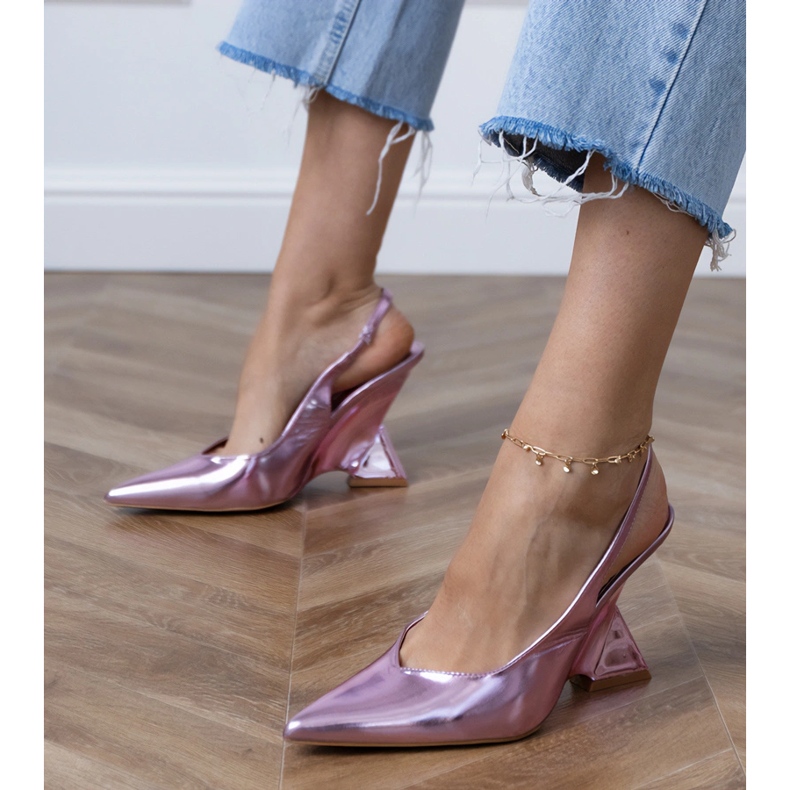 Violetti sandaalit geometrisellä kiilalla 1