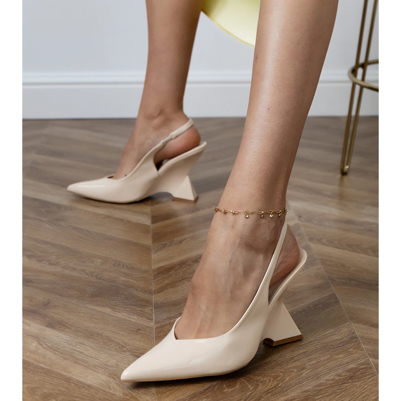 Beige -sandaalit geometrisella kiilalla 2