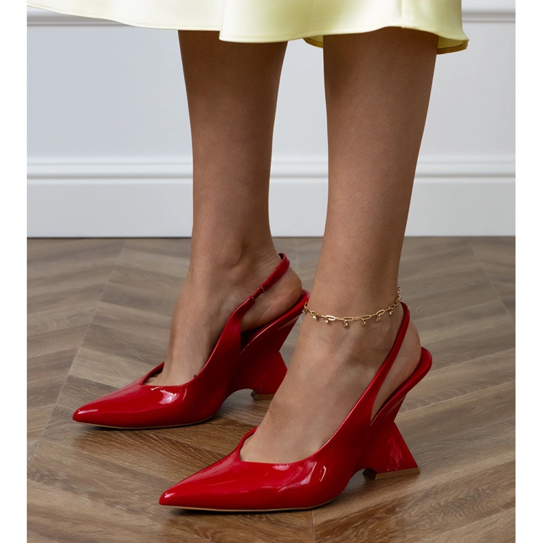 Punaiset sandaalit geometrisellä kiilalla punainen 1