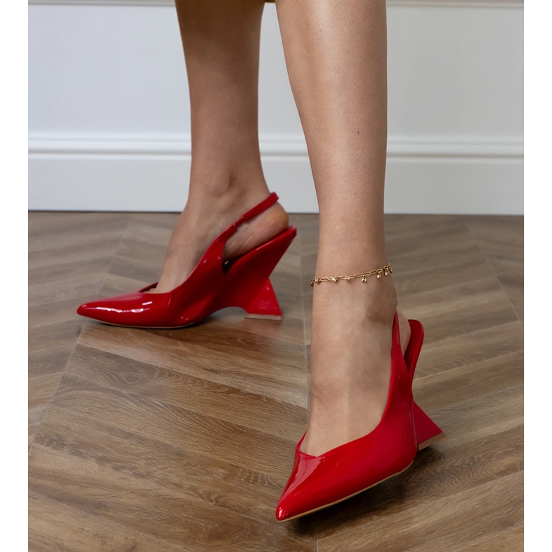 Punaiset sandaalit geometrisellä kiilalla punainen 2