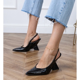 Mustat sandaalit geometrisellä kiilalla 1