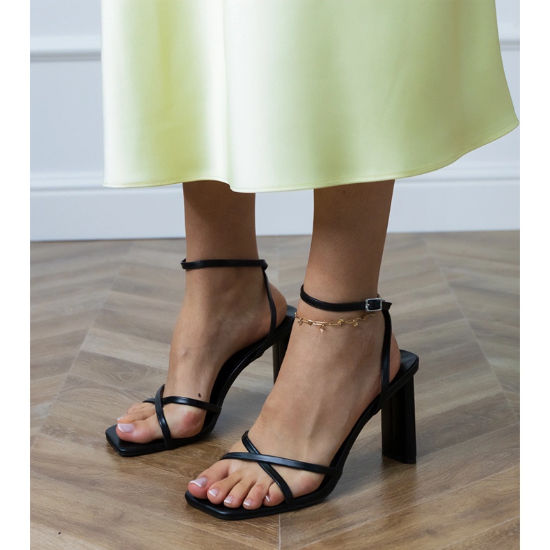 Mustat sandaalit, joissa on nilkalla kiinnitetty raidat 2