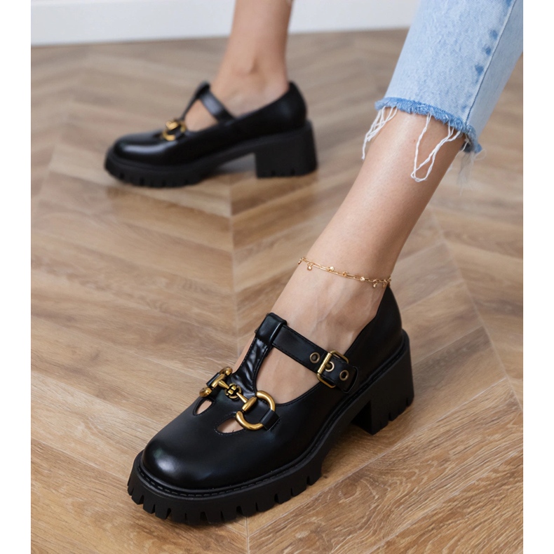 Mustat kengät paksulla pohjalla, jossa on kultainen sisustus 2