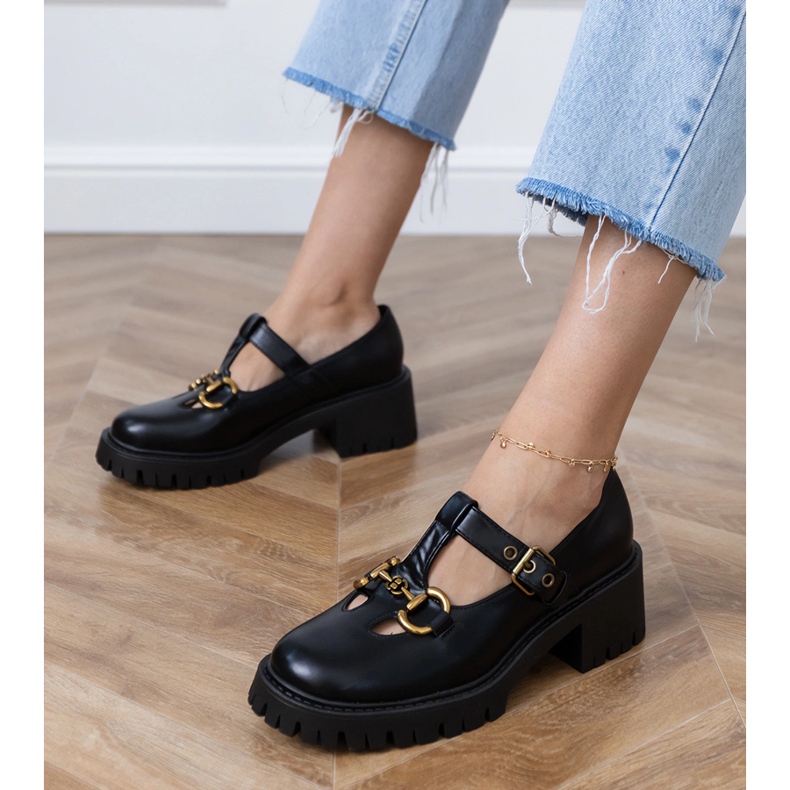 Mustat kengät paksulla pohjalla, jossa on kultainen sisustus 1