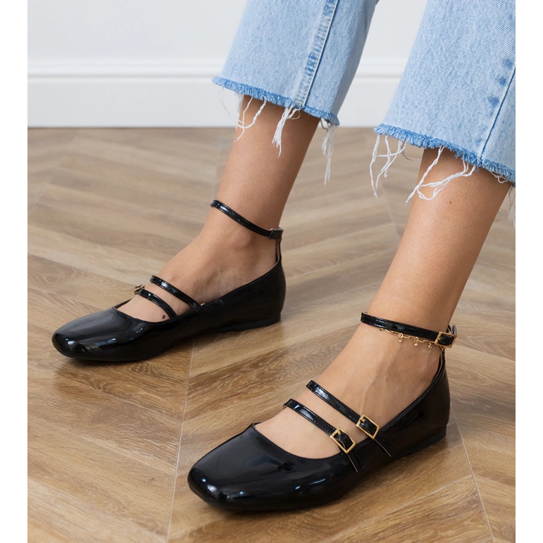 Mustat balleriinit, jotka on lakattu solkilla 1