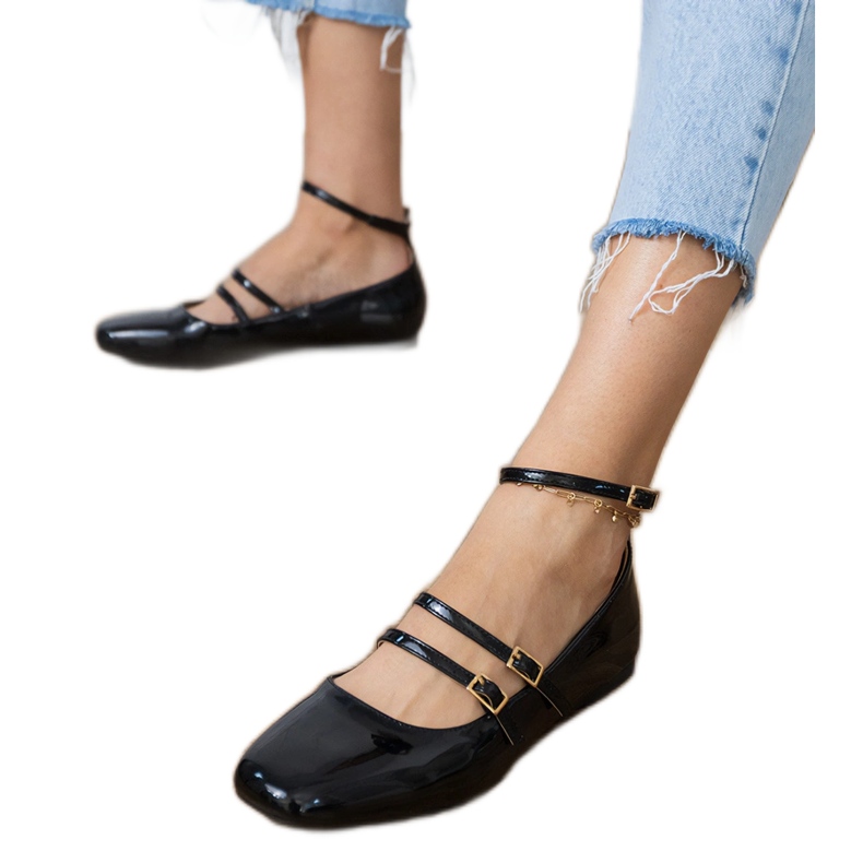 Mustat balleriinit, jotka on lakattu solkilla 2