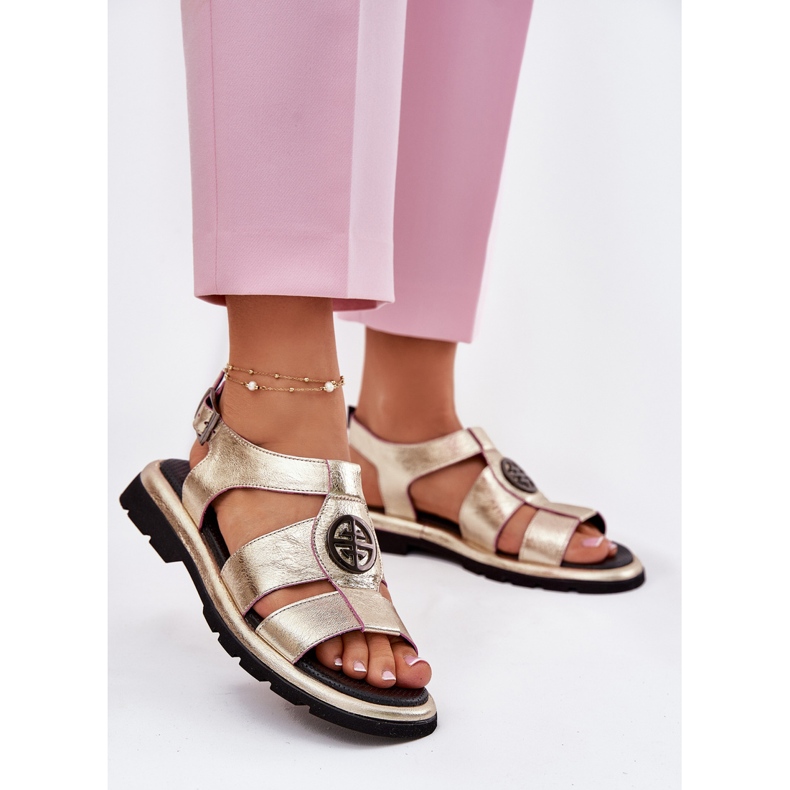 Naisten nahkaiset sandaalit, jotka on lakattu koristeellisella yksityiskohdilla Artiker 56C0689 PLN kultainen 2