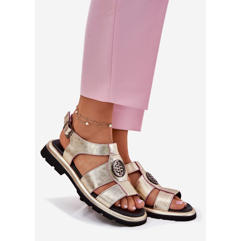 Naisten nahkaiset sandaalit, jotka on lakattu koristeellisella yksityiskohdilla Artiker 56C0689 PLN kultainen 1