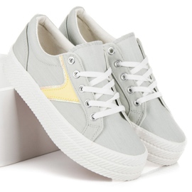 Kylie Tennarit alustalla harmaa 2