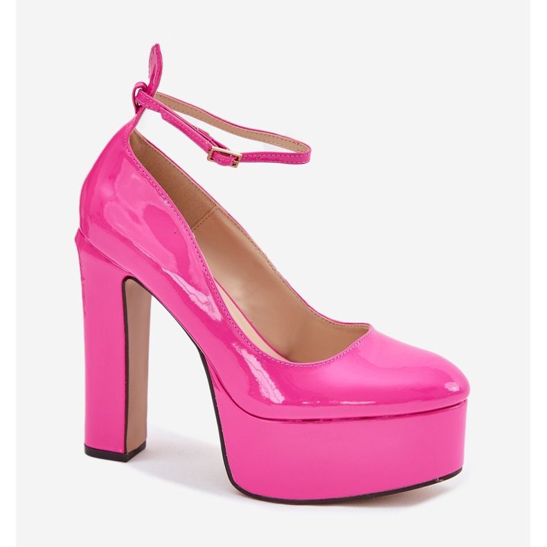 Maalattu pumput korkealla pylväällä ja vaaleanpunaisella alustalla vaaleanpunainen 1