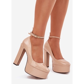 Maalattu pumput korkealla pylväällä ja beige -alustalla 1