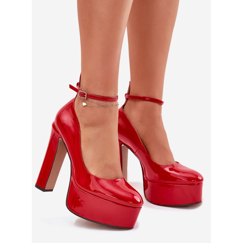 Maalattu pumput korkealla pylväällä ja punaisella alustalla punainen 1