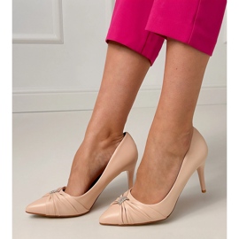 Beige klassiset pumput nastalla zirkonilla 1