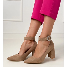 Beige pumppaa postissa solki ja zirkoni 2