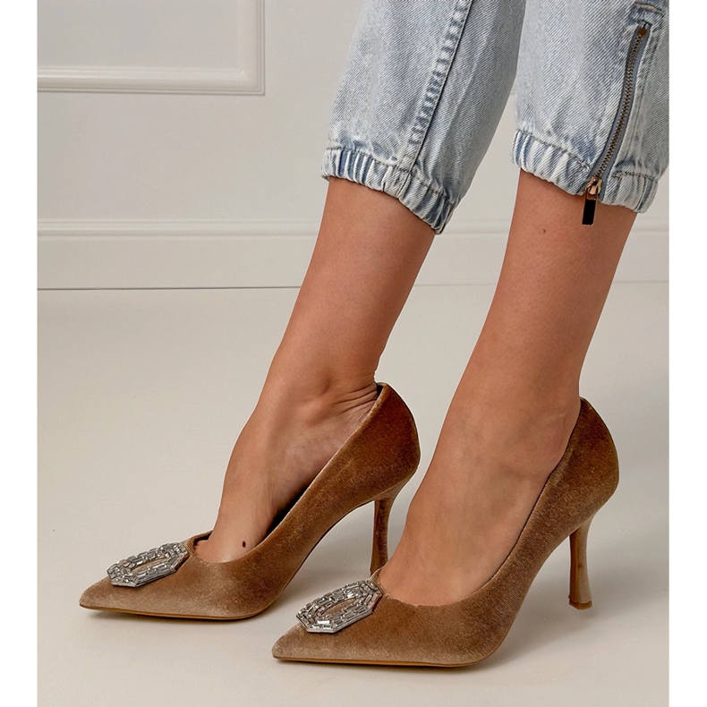 Beige pumppaa nastalla zirkonilla 2