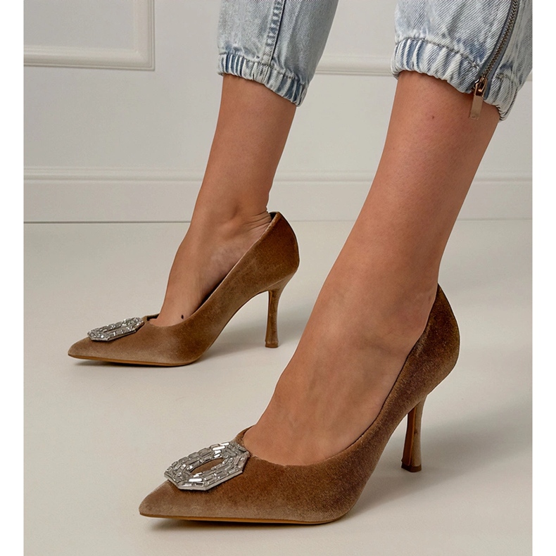 Beige pumppaa nastalla zirkonilla 1