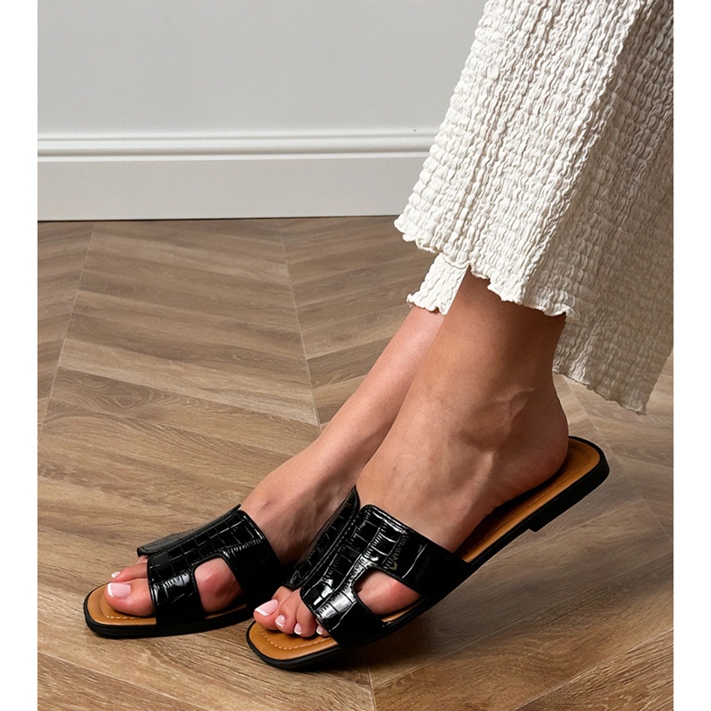 Musta litteä flip flops painettaessa 1