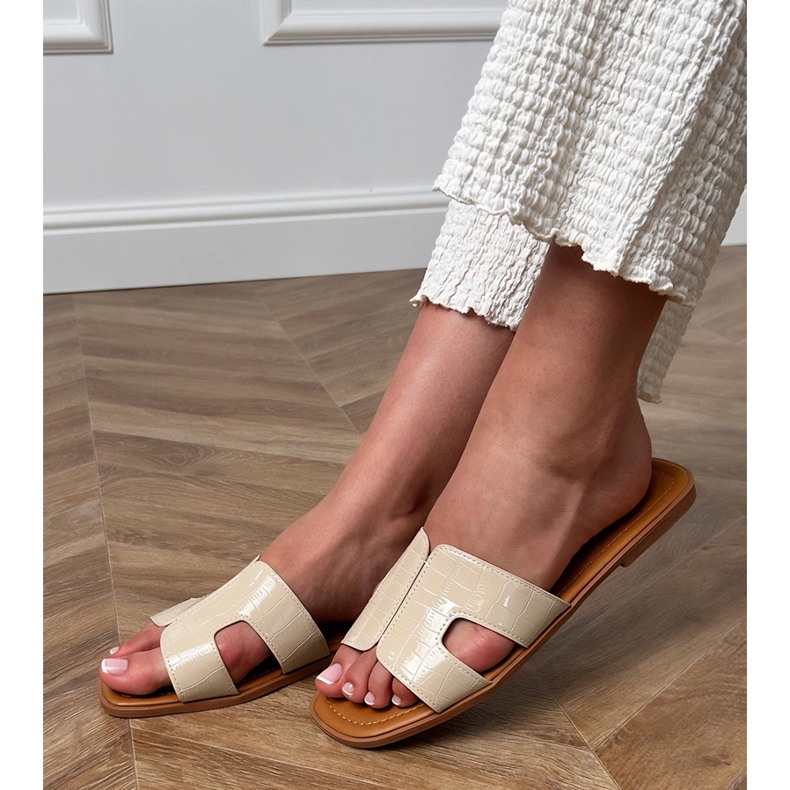 Beige läppää tasaisella pohjalla puristamalla 1