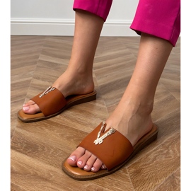 Brown Flip -Flops, jossa on kultainen sisustus ruskea 1