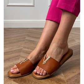 Brown Flip -Flops, jossa on kultainen sisustus ruskea 2