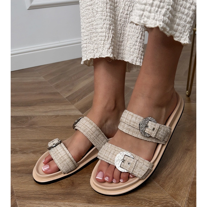 Beige -flip flops raidoilla ja zirkonilla kiinnittimissä 1