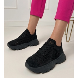 Mustat avoimet lenkkarit alustalla 1