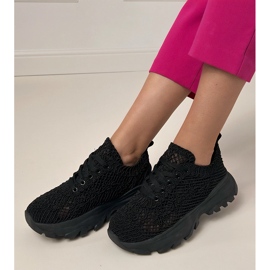 Mustat avoimet lenkkarit alustalla 2